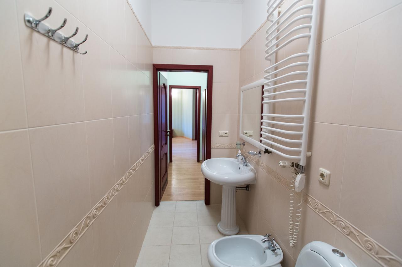 10 Rooms Лвив Екстериор снимка