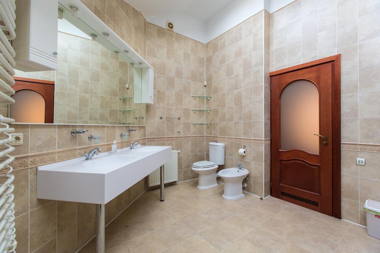 10 Rooms Лвив Екстериор снимка